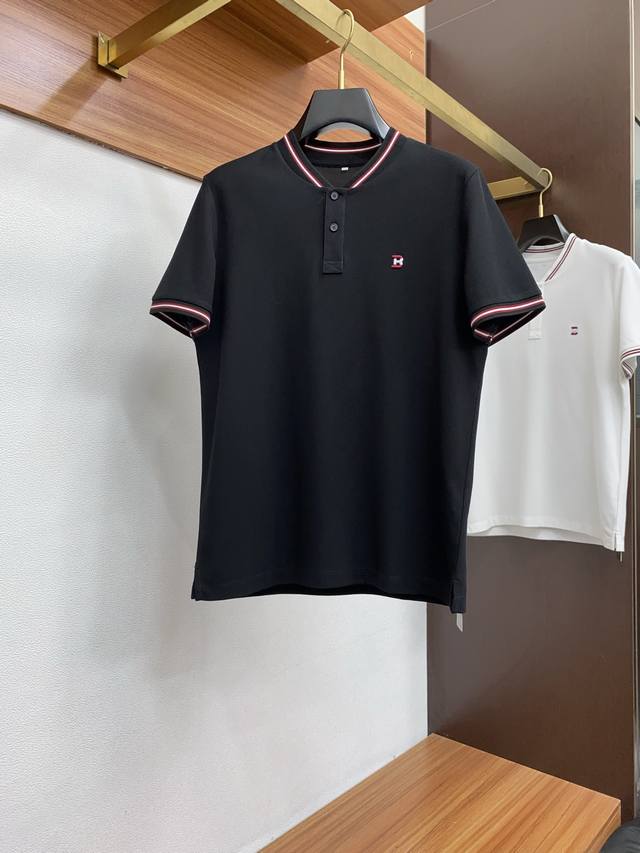 巴利 臻品定制系列的设计Polo衫确实独具匠心，展现了定制服装的精致与品味。定制细纹珠地材质，不仅触感柔软舒适，还具有良好的透气性和吸湿性，确保穿着者在任何场合