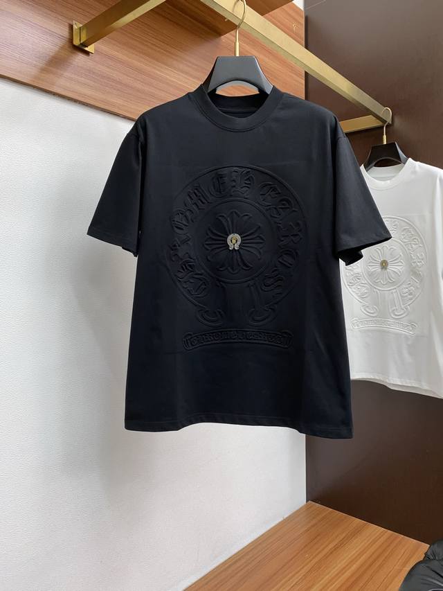 S-3Xl 微阔版 2025Ss春夏新款 Ss新工艺Logo高品质纯棉质阔版圆领男士短袖T恤，新季新推系列将手绘巧妙融入设计，塑就一系列充满复古风情的运动风单品