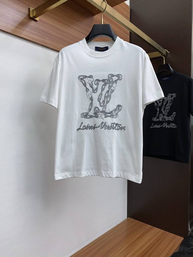 Lv路易威登 2025新款原单男士休闲阔版短袖T恤！高端定制 高版本 时尚百搭爆款 宽松版 原版进口双股纯棉面料 螺纹袖口.领口衣摆 手感超柔软细腻 穿着亲肤舒