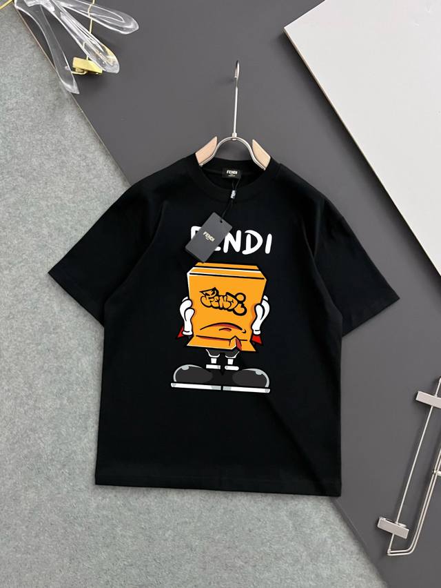 Fend* 260克纯棉双纱宽松靓仔T恤 爆款现货春夏短袖，简约基础衣橱神器， 休闲百搭必备款 做工走线质感一流，两色推荐：白色、黑色、 宽松版型S-2Xl