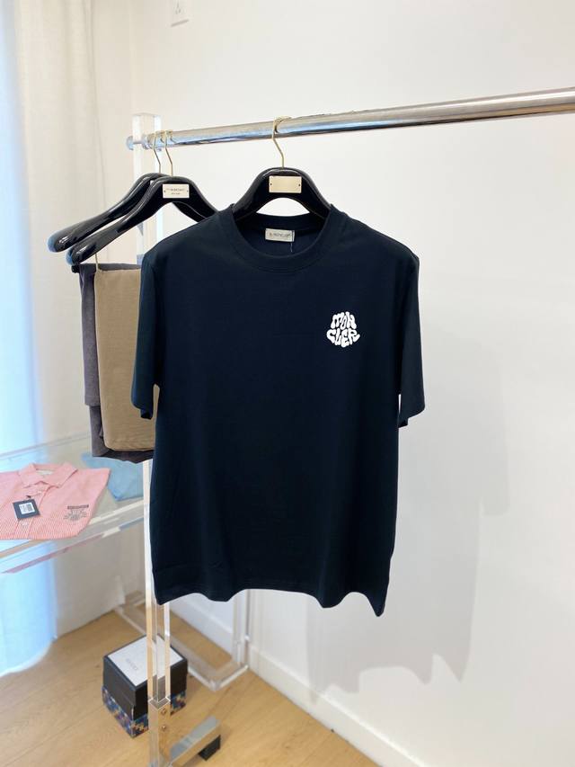 蒙口、新品短袖T恤，帅气时尚，胸前图案字母Logo，简约百搭款。面料260G特制纯棉 不仅挺括，保持潮流的廓形，又穿着舒适，纱织更细腻，码数S-Xxl 宽松版型