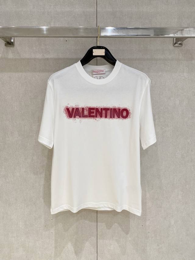 B23-Vltn# 2025春夏新款圆领 首发专柜最新款短袖圆领T恤 高端订制 设计前卫时尚 品牌Logo重工艺设计 高端定制原版面料 手感柔软 上身穿着舒适