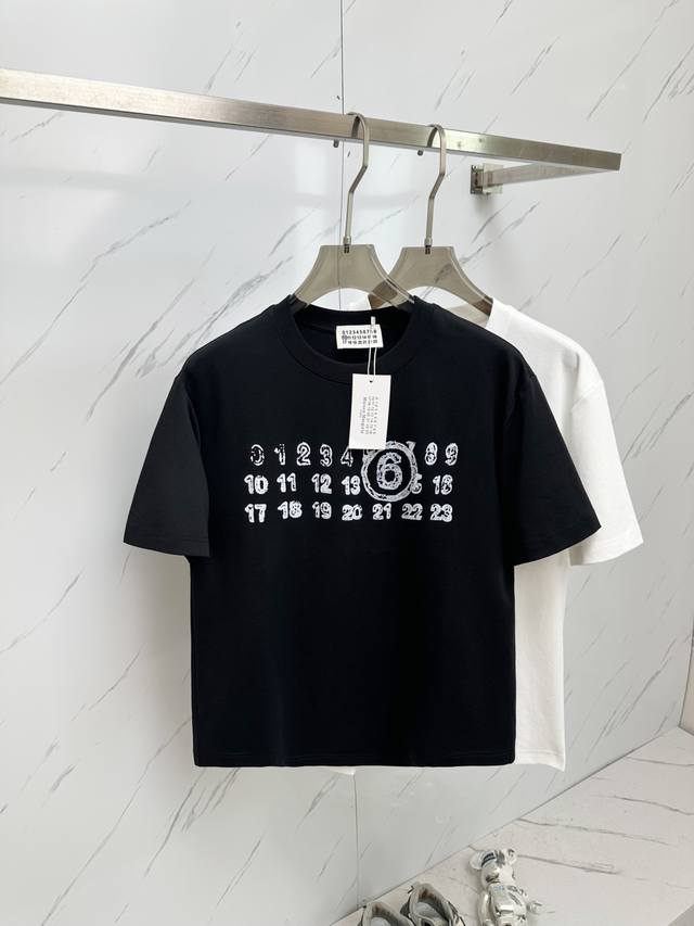 马吉拉 2025春夏新款首发专柜最新款短袖圆领T恤 高端订制 设计前卫时尚！品牌Logo重工艺设计 高端定制280克面料.手感柔软.穿着舒适.专柜级别精致车线.