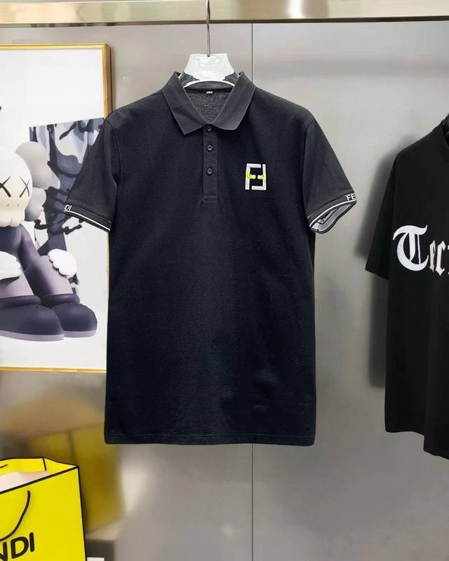 芬迪 2025Ss夏季新款字母Logo男士翻领Polo衫！经典商务男款，高端男装的天花板级别的商务男款！简约时尚大气不失优雅，单穿内搭体面过人，品质控 细节控的