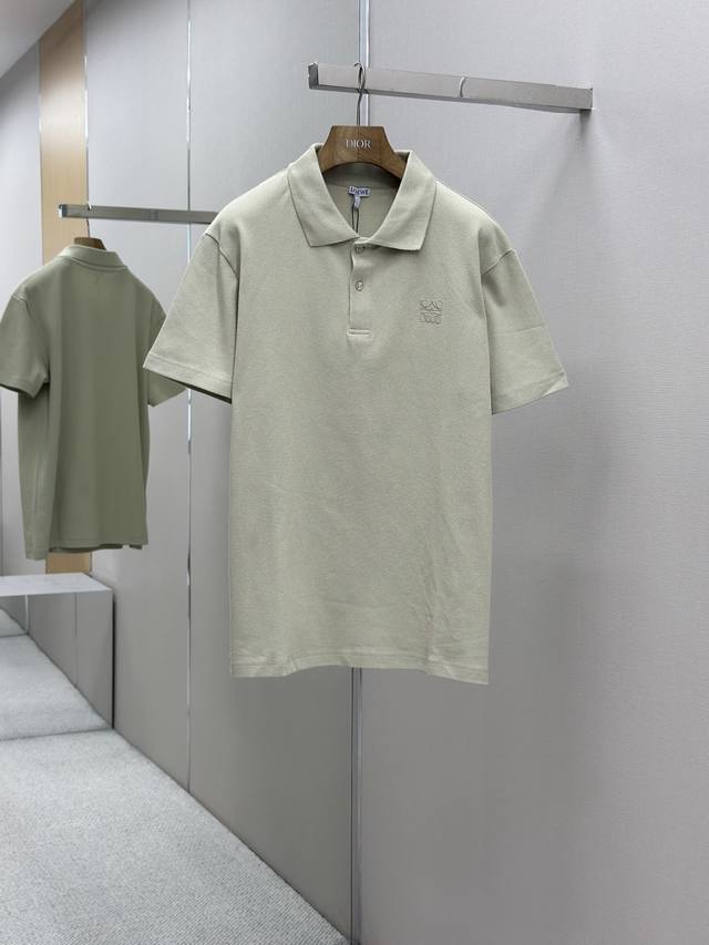 Loewe 25Ss新款翻领Polo 当季新款轻盈棉质珠地布 短袖T恤衫。常规版型，标准长度，罗纹针织 领，胸前 Anagram 刺绣， 面料：32支双纱280