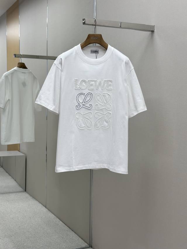 Loewe 25新款T恤 刺绣浮雕工艺 3D 立体感十足 绝绝子，细节 走线工整，肉眼可见的重工刺绣，高级感与设计感狠狠拿捏，时尚百搭款，采用的是 300 克重