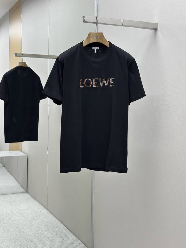 Loewe 油画字刺绣短袖 轻质纯棉紧密棉面料，采用24S特纺织紧密棉，185G；搭配32S1X1拉架螺纹，220G。由于采用了相对较细的24支纱线，面料的手感