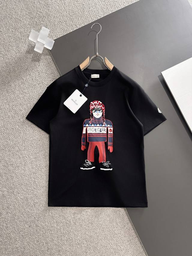 蒙口 25Ss春夏新款首发专柜最新款短袖圆领T恤 高端订制 设计前卫时尚！品牌Logo重工艺设计 高端定制230克面料.手感柔软.穿着舒适.专柜级别精致车线.做