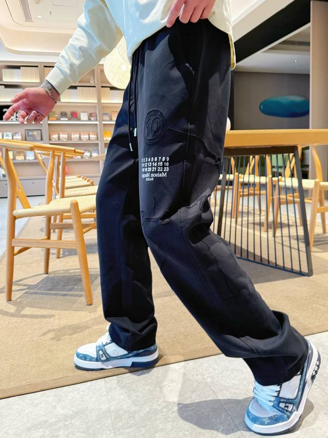 马吉拉 顶级货品2025春夏新款休闲裤！官网同步发售。品牌经典Logo休闲裤 ，定制面料，舒适度极好，手触感强烈。辨识度极高，完美品相工艺。 尺码：M-3Xl