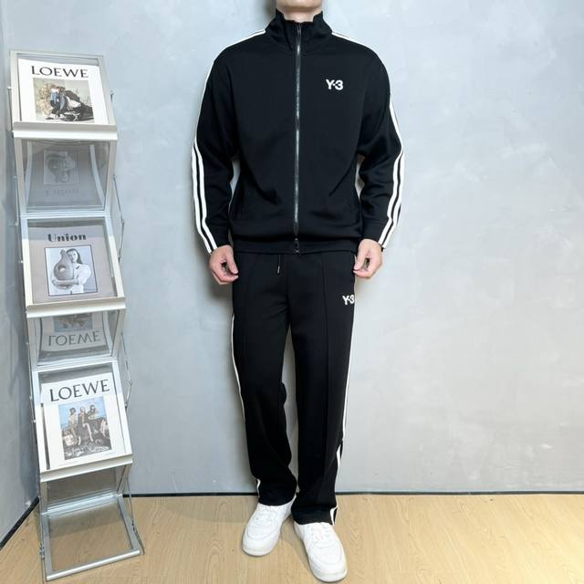 上衣 裤子290 Y-3*山本耀司超高品” S新款运动天丝套装.男女同款！休闲运动风格.Y3新推系列将条纹织带巧妙融入运动装设计，塑就一系列充满复古风情的运动风