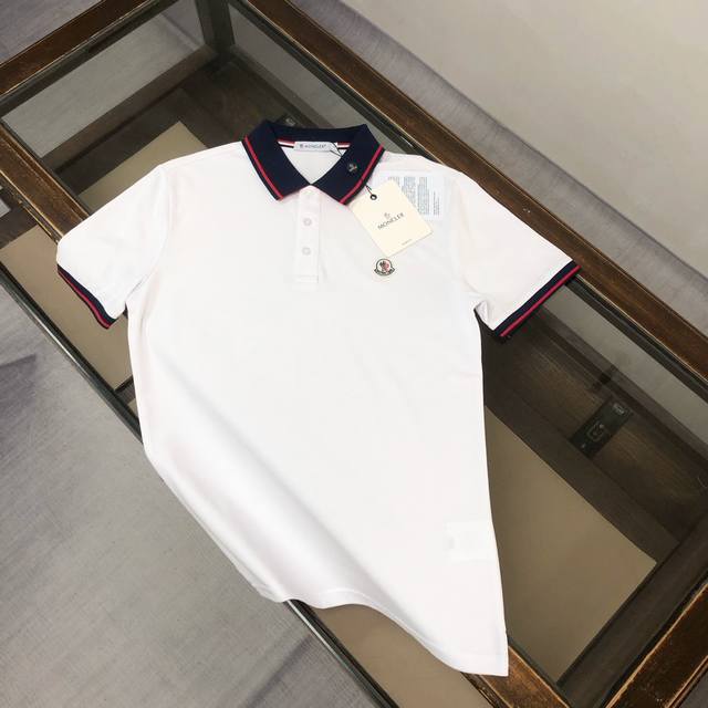 Mon*Cler 蒙口 2025官网最新款男士短袖翻领Polo衫，高端定制进口丝光珠地棉面料 穿着舒适、丝滑透气 、领子独特拼色织带设计～ 胸前品牌标识徽章点缀
