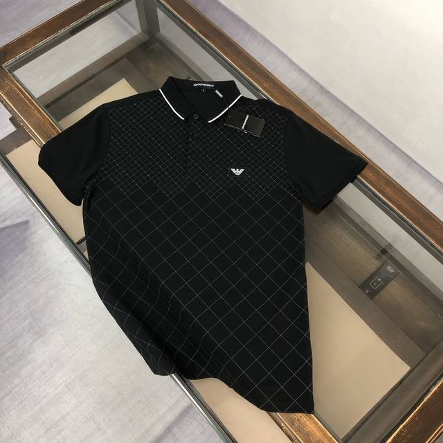 Armani 阿玛尼 2025春夏新款短袖翻领Polo衫T恤 修身版型 ～ 高端订制～ 设计前卫！订制丝光珠地棉、手感柔软～穿着舒适～硅胶品牌标识Logo工艺设