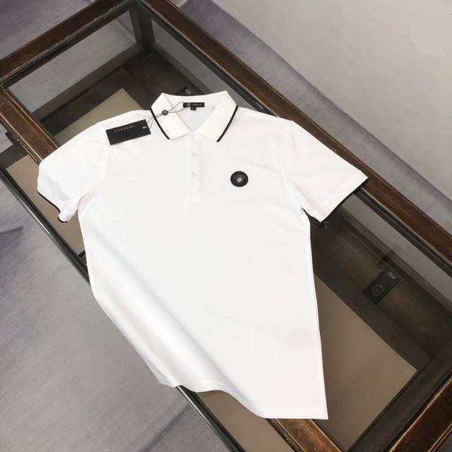 Aversace 范思哲 2025最新款男士短袖Polo衫，品牌最新设计元素！既不单调也不复杂,恰到好处的展现品味！客供顶级定制珠地棉面料！舒适吸汗透气根本不在