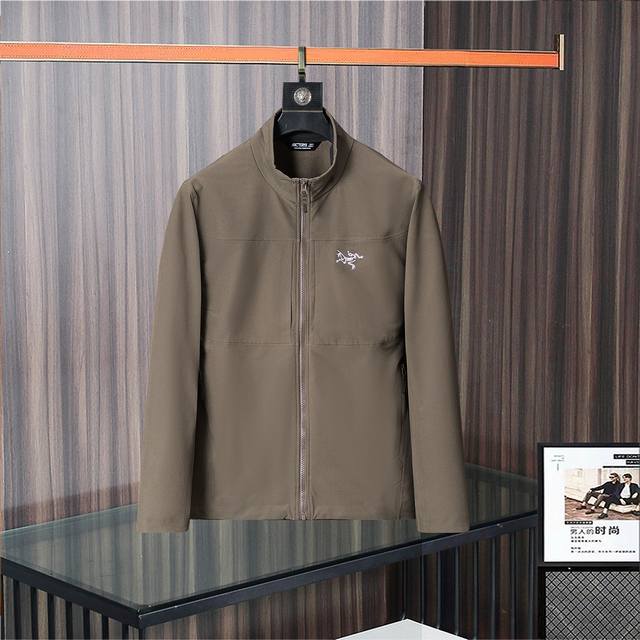 Arc’Teryx 始祖鸟 男款立领夹克，锦纶柔质纤维高密度、轻柔，光滑软质型面料，防风防水，吸汗耐磨，防撕裂，设计上注重时尚，舒适和美观，春秋两季户外必具的户