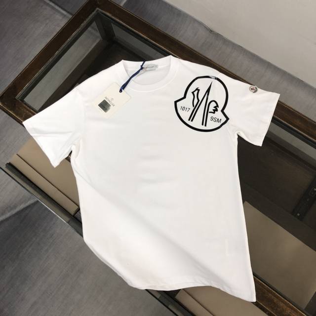 纯棉水洗不变形 Mon*Cler 蒙口 官网同步上新 专柜系列纯棉T恤！260克定制棉，面料柔软舒适，全新设计灵感，极具时尚代表性！精致品牌特色印花Logo设计