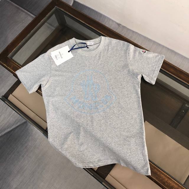 纯棉水洗不变形 Mon*Cler 蒙口 新款上市 专柜系列纯棉T恤！260克定制棉，面料柔软舒适，全新设计灵感，极具时尚代表性！精致品牌刺绣Logo设计！手感舒