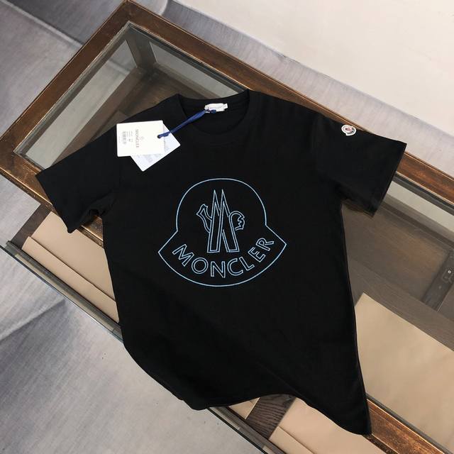 纯棉水洗不变形 Mon*Cler 蒙口 新款上市 专柜系列纯棉T恤！260克定制棉，面料柔软舒适，全新设计灵感，极具时尚代表性！精致品牌刺绣Logo设计！手感舒