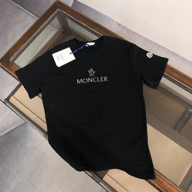 纯棉水洗不变形 Mon*Cler 蒙口 新款上市 专柜系列纯棉T恤！260克定制棉，面料柔软舒适，全新设计灵感，极具时尚代表性！精致刺绣Logo设计！手感舒适透