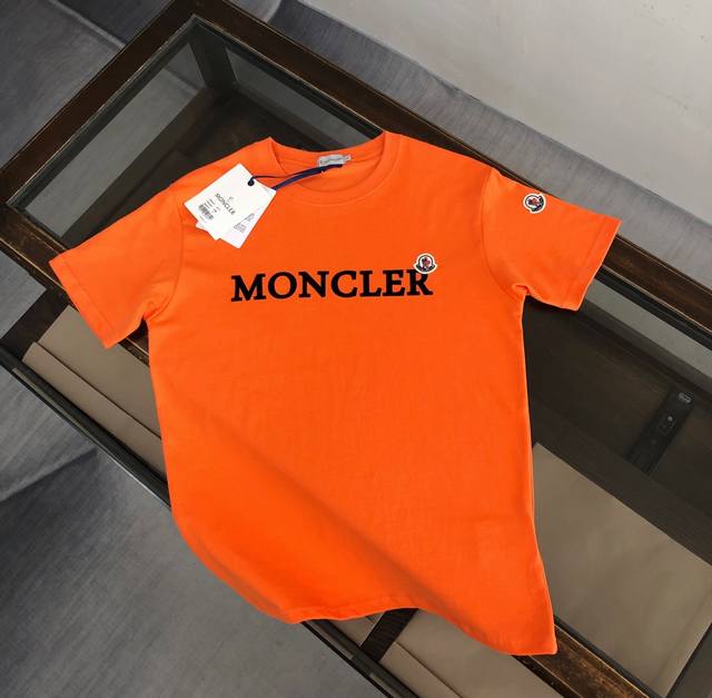 纯棉水洗不变形 Mon*Cler 蒙口 官网最新款上市 专柜系列纯棉T恤！260克定制棉，面料柔软舒适，全新设计灵感，极具时尚代表性！胸前植绒数码印花Logo设