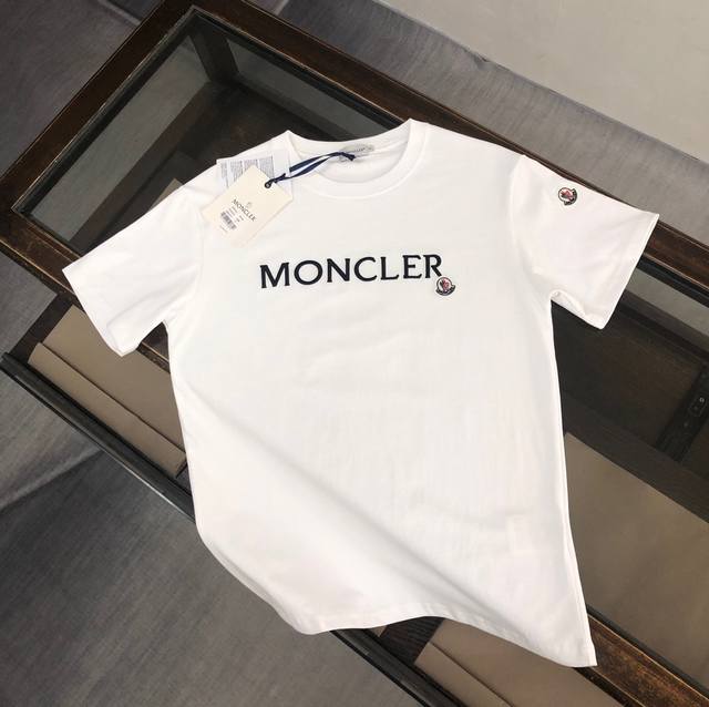 纯棉水洗不变形 Mon*Cler 蒙口 官网最新款上市 专柜系列纯棉T恤！260克定制棉，面料柔软舒适，全新设计灵感，极具时尚代表性！精致刺绣Logo设计！手感