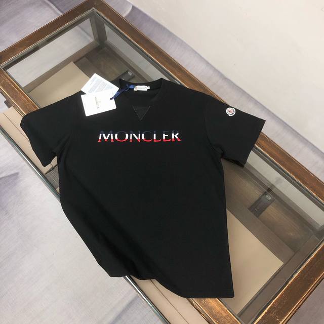 Mon*Cler 蒙口 2025春夏新款上市 专柜系列纯棉T恤！270克定制棉，面料柔软舒适，全新设计灵感，极具时尚代表性！定制撞色刺绣Logo设计，手感舒适透