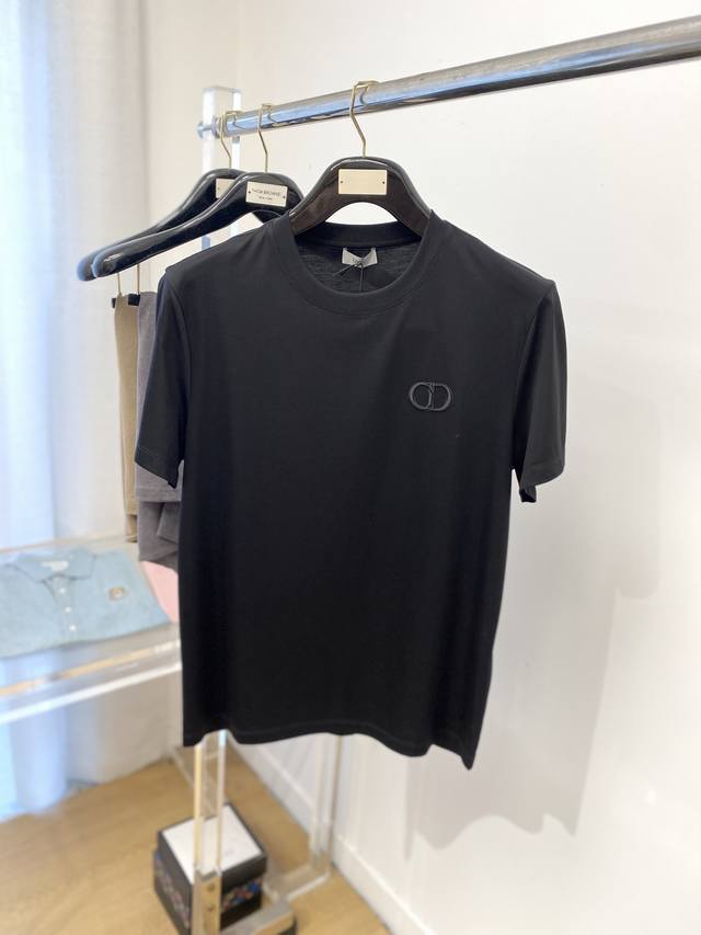 迪奥、2025最新款短袖T恤，帅气时尚，胸前精致刺绣字母Logo，简约百搭款。面料棉 不仅挺括，保持潮流的廓形，又穿着舒适，纱织更细腻，码数M-3Xl