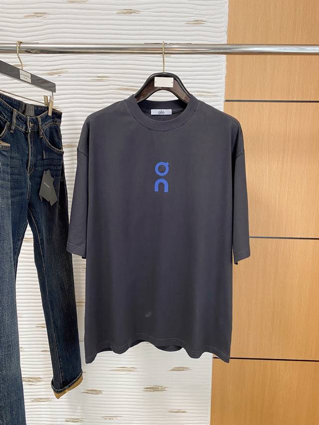昂跑2550春夏新款胶带字母印花短袖进口面料。做工精致 出口产品 Os落肩宽松版 春夏最新专柜同步 时尚个性 男女同款 超级百搭 手工破坏工艺 码数：Xs-L