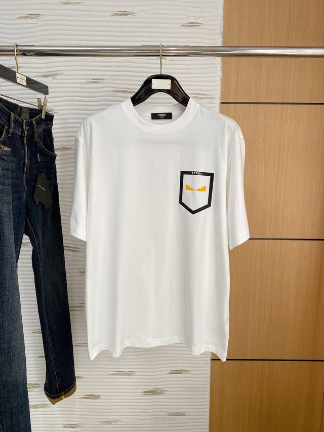 Fendi25年新款男士圆领打底短袖T恤 出众的版型设计彰显年轻时尚活力,个性十足. 客供面料,柔软舒适.高密度经典既是时髦感顷刻挥洒自如.时尚的潮流气息扑面而