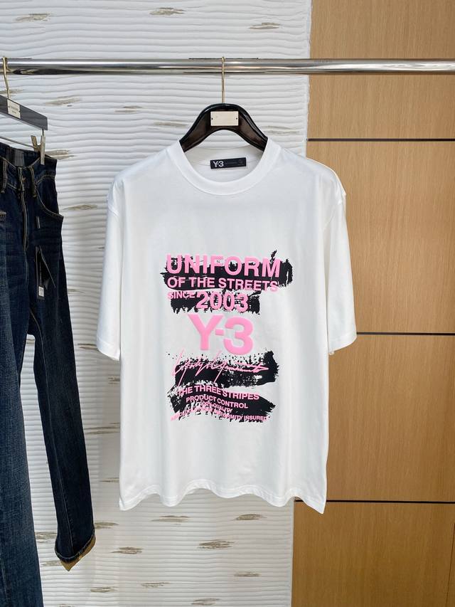 Y-3*25年新款男士圆领打底短袖T恤 出众的版型设计彰显年轻时尚活力,个性十足. 客供面料,柔软舒适.高密度经典既是时髦感顷刻挥洒自如.时尚的潮流气息扑面而来