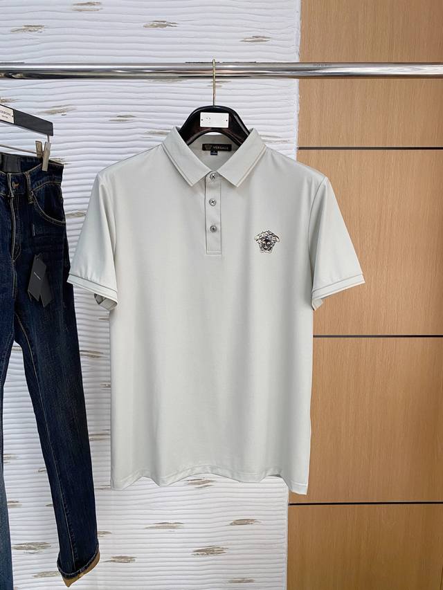 范思哲2025春夏新款Polo衫，采用进口专属珠地棉面料！！简单Logo标识设计！代表品牌形象 简洁舒适的款式，线条感粗细均匀饱满，精致细腻，上身高端又奢华。简