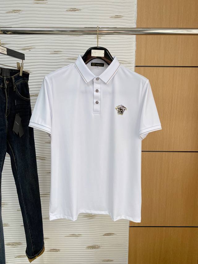 范思2025春夏新款Polo衫，采用进口专属珠地棉面料！！简单Logo标识设计！代表品牌形象 简洁舒适的款式，线条感粗细均匀饱满，精致细腻，上身高端又奢华。简约