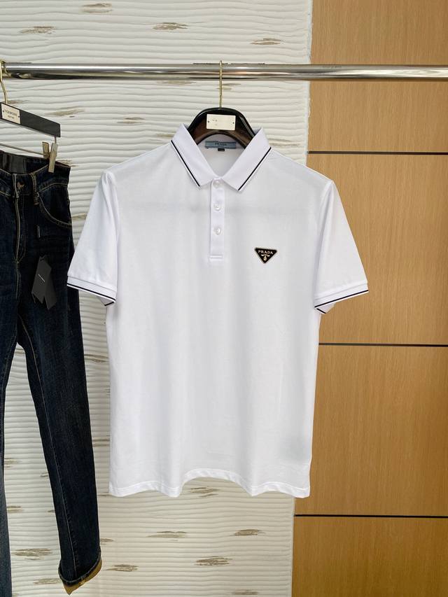 Pra2025春夏新款Polo衫，采用进口专属珠地棉面料！！简单Logo标识设计！代表品牌形象 简洁舒适的款式，线条感粗细均匀饱满，精致细腻，上身高端又奢华。简