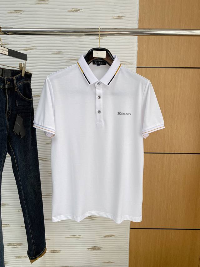 Kin2025春夏新款Polo衫，采用进口专属珠地棉面料！！简单Logo标识设计！代表品牌形象 简洁舒适的款式，线条感粗细均匀饱满，精致细腻，上身高端又奢华。简