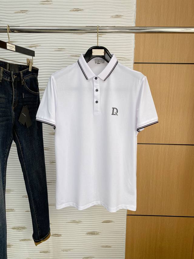 Dir*2025春夏新款Polo衫，采用进口专属珠地棉面料！！简单Logo标识设计！代表品牌形象 简洁舒适的款式，线条感粗细均匀饱满，精致细腻，上身高端又奢华。