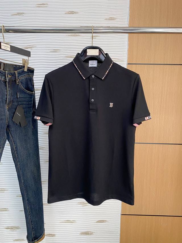 Bur*2025春夏新款Polo衫，采用进口专属珠地棉面料！！简单Logo标识设计！代表品牌形象 简洁舒适的款式，线条感粗细均匀饱满，精致细腻，上身高端又奢华。