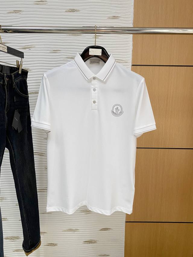 蒙口2025春夏新款Polo衫，采用进口专属珠地棉面料！！简单Logo标识设计！代表品牌形象 简洁舒适的款式，线条感粗细均匀饱满，精致细腻，上身高端又奢华。简约