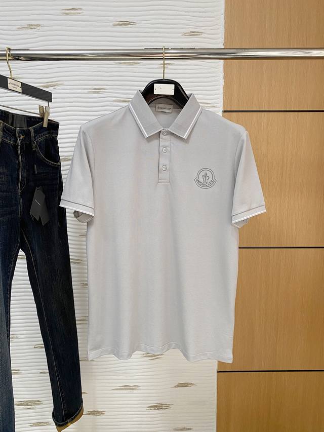 蒙口2025春夏新款Polo衫，采用进口专属珠地棉面料！！简单Logo标识设计！代表品牌形象 简洁舒适的款式，线条感粗细均匀饱满，精致细腻，上身高端又奢华。简约