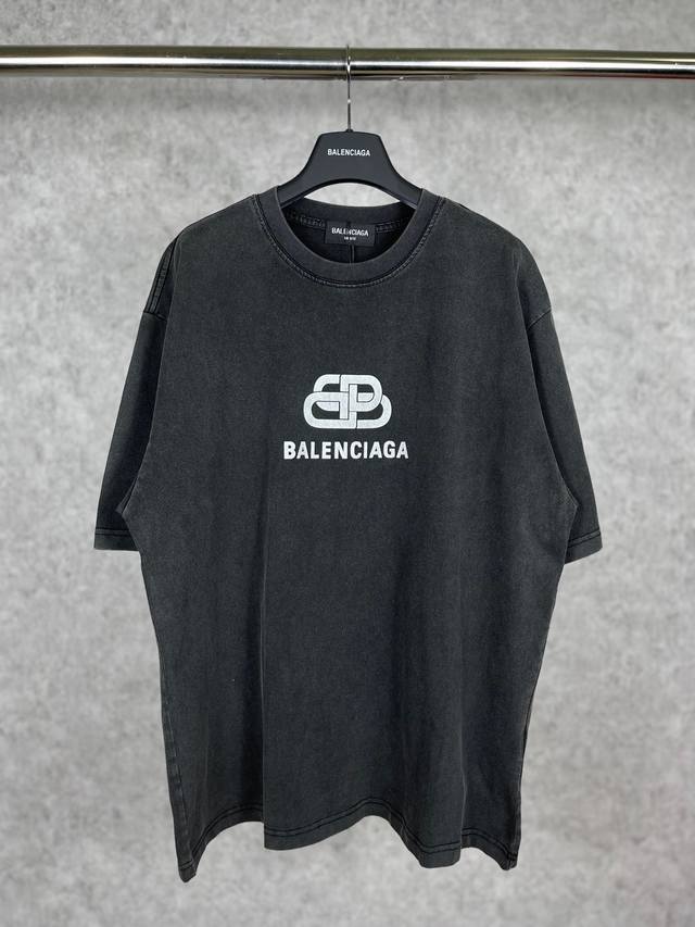 款号：K03 Balenciaga 巴黎世家 重工水洗锁扣短袖 今年相比往年无疑是最好看的，不管是颜色还是图案！ 定织定染260G硫化黑面料，水洗后可达280G