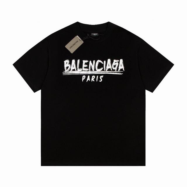 新款短袖 款号 6602 Balenciaga 巴黎 夏季新款印花图案圆领短袖T恤 男女同款，面料采用300克高克重重磅纯棉，亲肤舒适柔软。图案做了钥匙徽章设计