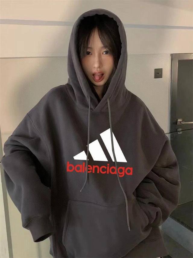 卫衣新款款号 L25 2025联名新款Balenciaga巴黎世家新款字母压胶圆领卫衣 时尚百搭，简约而不简单，这款卫衣绝对是你衣橱里的必备单品！采用380克纯