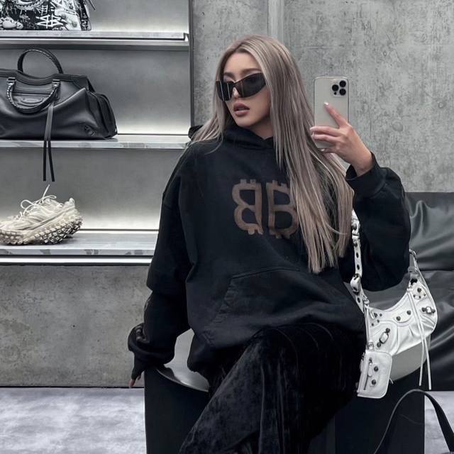 新款卫衣款号L26 Balenciaga 巴黎世家 24Ss秋冬纯棉面料最新款圆领卫衣 巴黎圆领卫衣 大落肩款 原版面料 官方同款 380克双股大毛圈面料同缸染