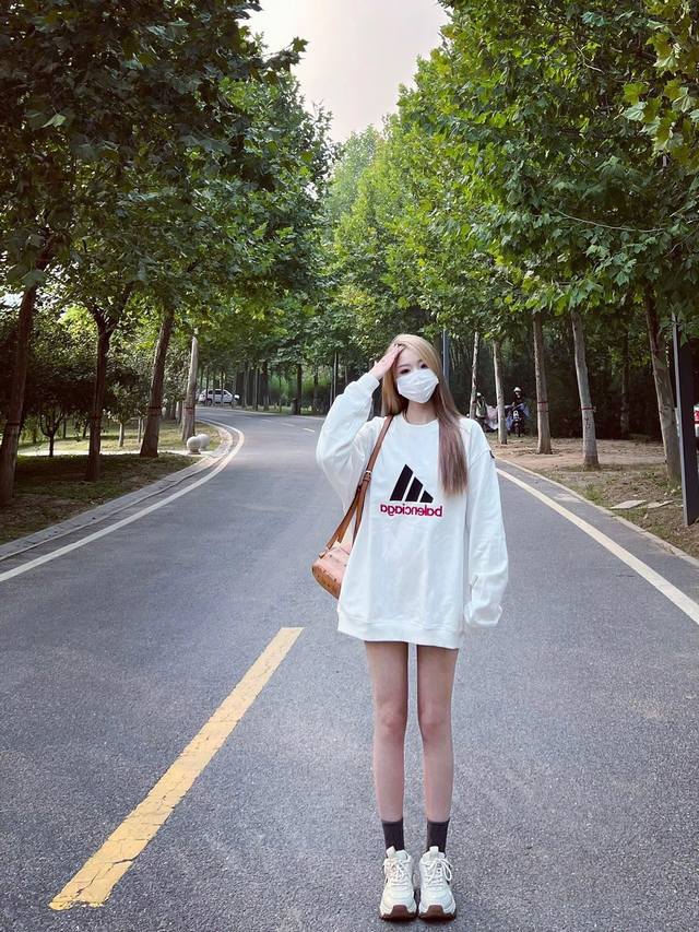 卫衣新款款号 L23 2025联名新款Balenciaga巴黎世家新款字母压胶圆领卫衣 时尚百搭，简约而不简单，这款卫衣绝对是你衣橱里的必备单品！ -M L X