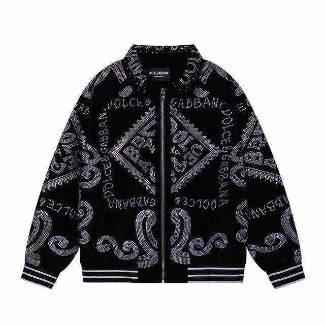 K5. D&G 杜嘉班纳 2025秋冬新款男士棒球服夹克外套，专柜同步发售！定制专属金丝绒面料，全景Logo烫钻工艺设计！简约大方，从容百搭，档次极高，完美融入