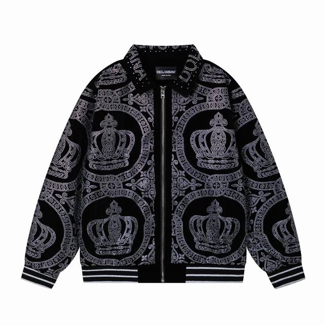 K4. D&G 杜嘉班纳 2025秋冬新款男士棒球服夹克外套，专柜同步发售！定制专属金丝绒面料，全景Logo烫钻工艺设计！简约大方，从容百搭，档次极高，完美融入