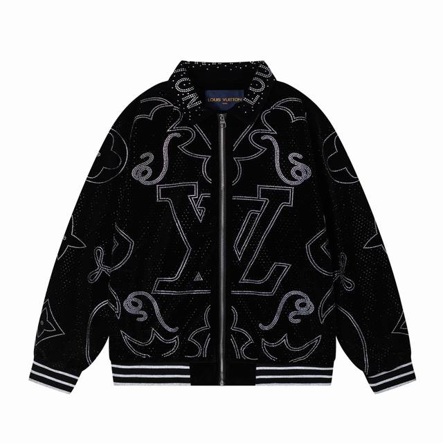 K1。 Lv 路易威登 2025秋冬新款男士棒球服夹克外套，专柜同步发售！定制专属金丝绒面料，全景Logo烫钻工艺设计！简约大方，从容百搭，档次极高，完美融入时