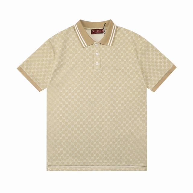Gucci 古驰 2025新款 拼色扁机领 满印双G字母Logo 男女同款 休闲Polo衫 定制珠地面料 领标吊牌主唛三标齐全 颜色：卡其色 尺码：S M L