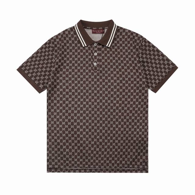 Gucci 古驰 2025新款 拼色扁机领 满印双G字母Logo 男女同款 休闲Polo衫 定制珠地面料 领标吊牌主唛三标齐全 颜色：咖啡色 尺码：S M L