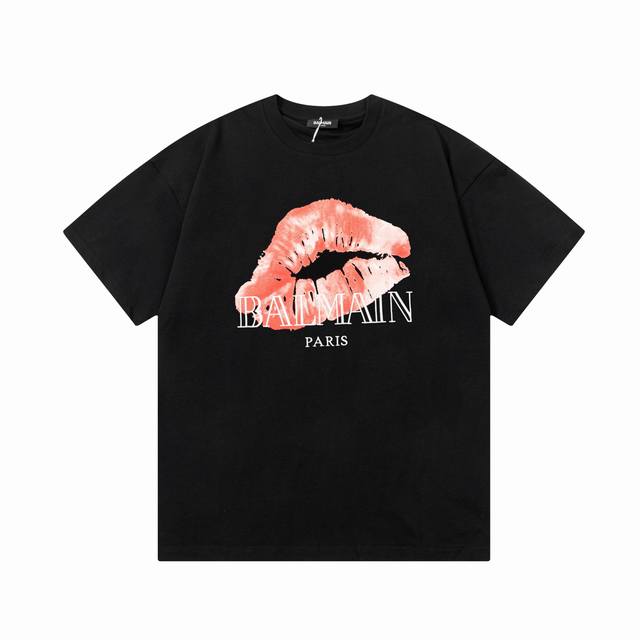 Balmain 巴尔曼 红唇香吻字母印花 大Logo标识精致升级，灵感源自八十年代复古 原版面料 官方同款 短袖T恤 定制260克同缸染面料 手感非常舒服 春夏