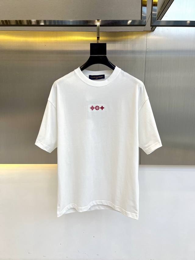 Lv、2025春夏男士新款发售、刺绣Logo圆领短袖T恤。进口100%纯棉面料，面料手感丝滑柔软，透气亲肤性极佳，着身无比的舒适，整体质感相当之高！衣身胸前标志