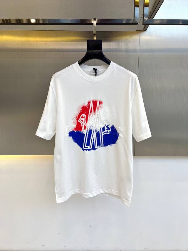 蒙口、2025春夏男士新款经典Logo圆领短袖T恤。进口100%纯棉面料，面料手感丝滑柔软，透气亲肤性极佳，着身无比的舒适，整体质感相当之高！衣身胸前标志性徽标